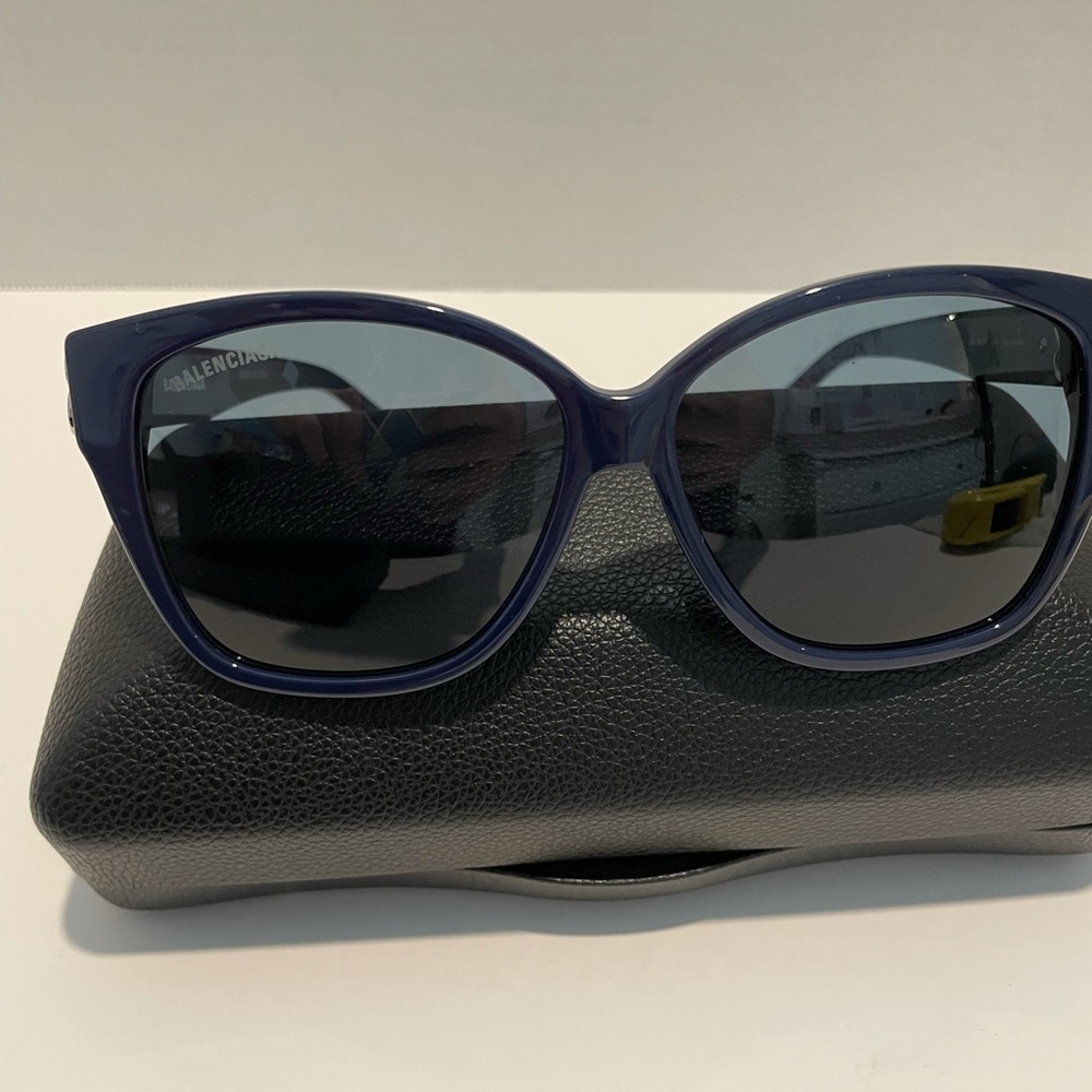 Balenciaga sunglasses new (Sold) - Picture 4 of 6